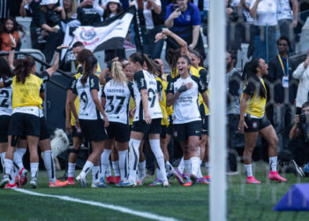 Patrocinadora master do Corinthians promove jantar para as Brabas no gramado da Neo Química Arena