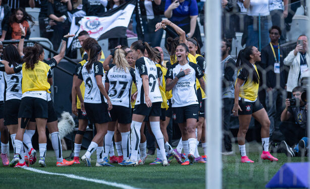 Patrocinadora master do Corinthians promove jantar para as Brabas no gramado da Neo Química Arena