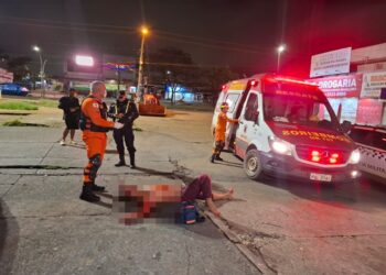 Mulher é presa por perseguir e esfaquear homem após discussão em bar