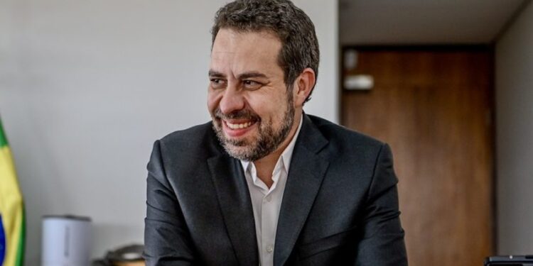 Boulos confirma permanência no Psol para eleições de 2026