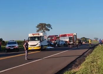 Quatro pessoas morrem após carro invadir contramão e provocar batida frontal em Avanhandava