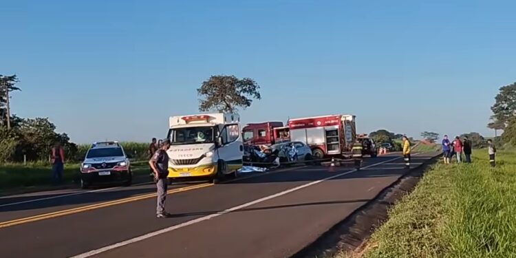 Quatro pessoas morrem após carro invadir contramão e provocar batida frontal em Avanhandava