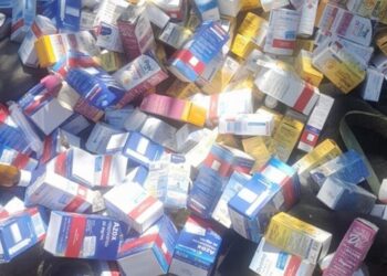 remedios-sao-jogados-no-meio-de-mata-na-periferia-de-cotia