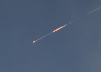 Irão volta ao ataque: cinco mortos em Israel e novas explosões em Abu Dhabi