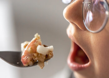 Venda de alimento estragado gera dano moral presumido mesmo sem o consumo