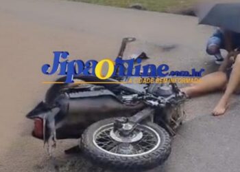 Motociclista fica ferida após caminhão avançar preferencial no 2º Distrito.