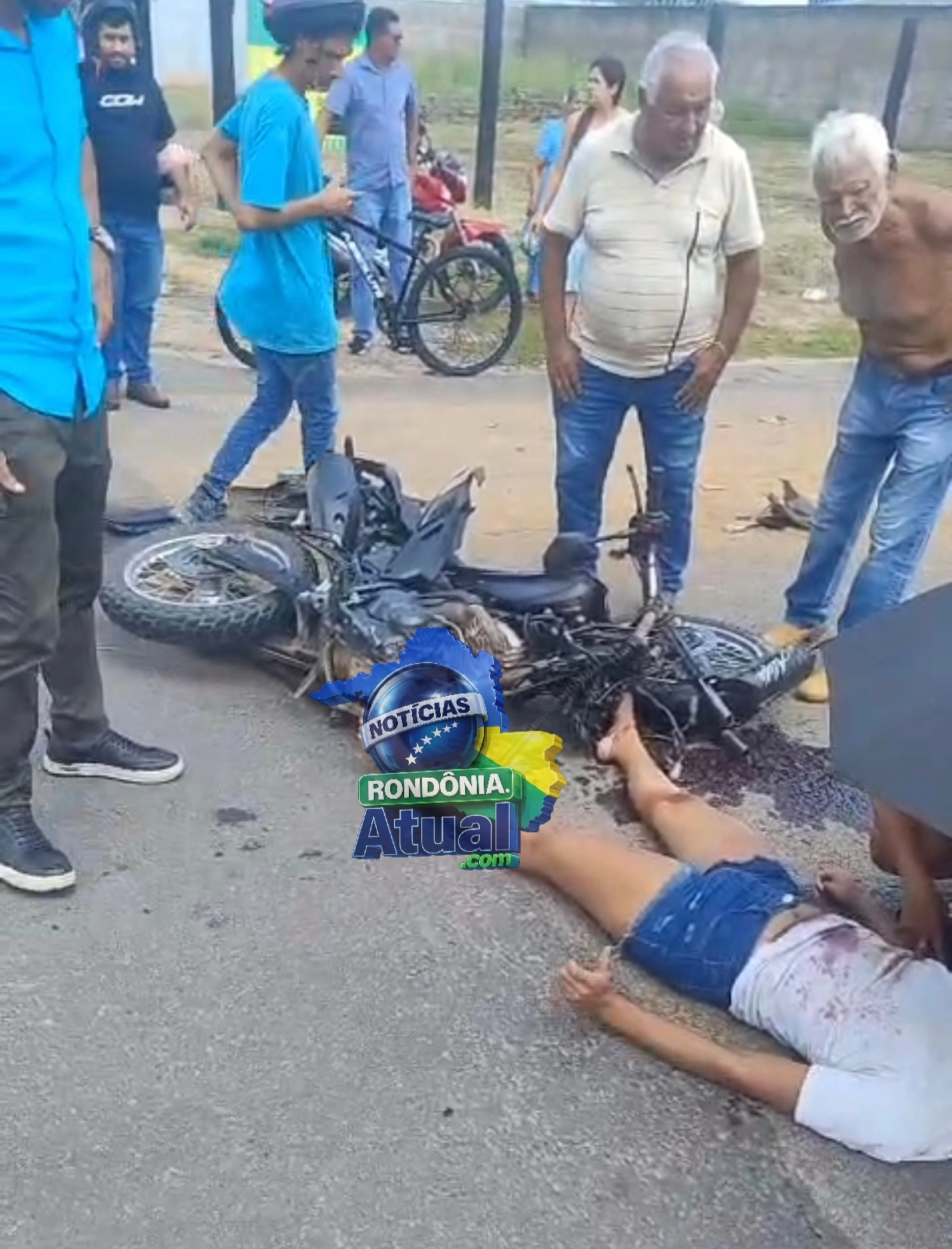 Garota fica gravemente ferida após colisão entre moto e caminhão em Ji-Paraná