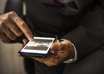 Posar para foto na prisão não configura falta grave por uso de celular