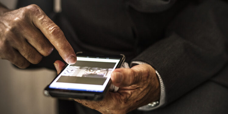 Posar para foto na prisão não configura falta grave por uso de celular