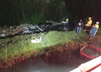 Motorista fica preso às ferragens após carreta sair da pista na BR-116 em SC