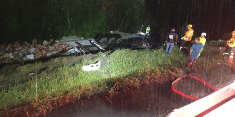 Motorista fica preso às ferragens após carreta sair da pista na BR-116 em SC