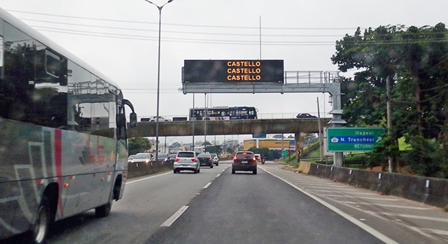 Painel eletrônico na Raposo Tavares já está em operação na região central de Cotia