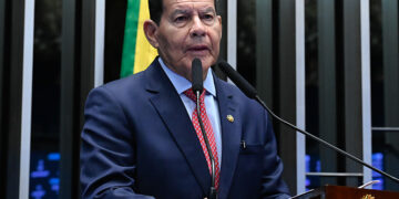 Mourão alerta para conflitos e defende preparação do Brasil para a defesa