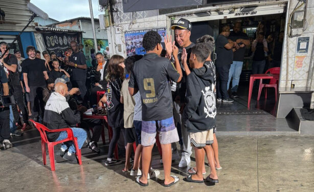 Novo reforço do Corinthians participa de gravação em favela de São Paulo