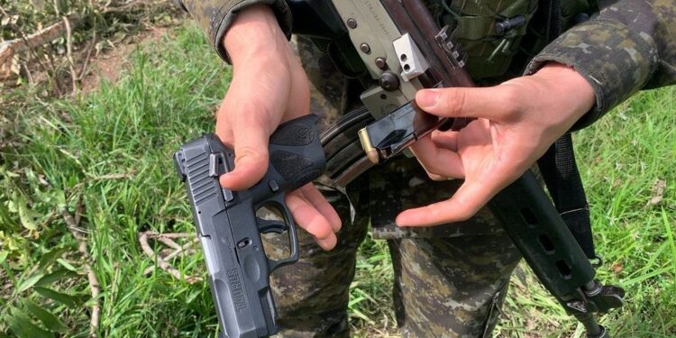 Polícia apreende pistola de uso restrito em ação em Santa Luzia d’Oeste