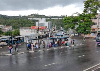 Pontos de ônibus serão demolidos no Centro de Cotia e mudam locais de embarques