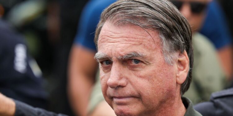 Defesa vai apresentar novo pedido de domiciliar para Bolsonaro, diz Flávio