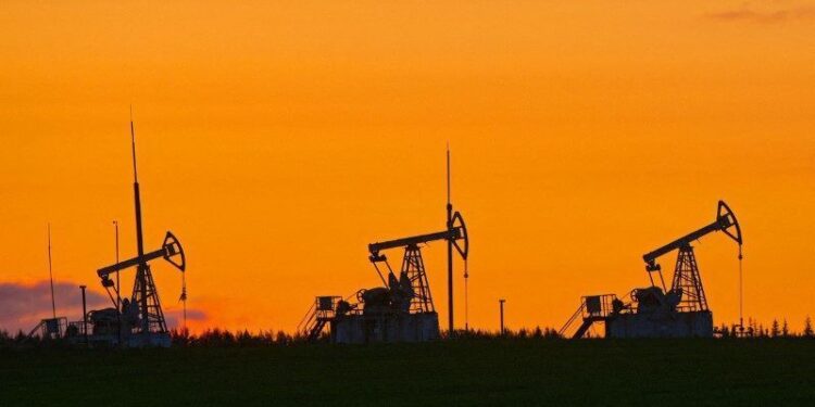 Petróleo recua após ultrapassar US$ 106 com guerra no radar