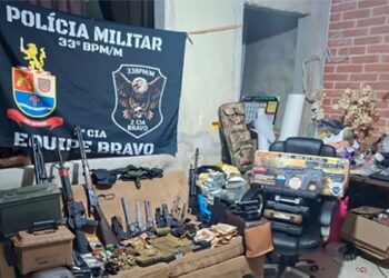 pm-descobre-arsenal-de-armas-em-residencia-em-carapicuiba