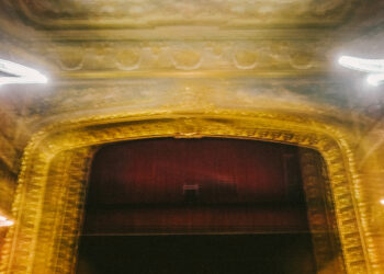 Teatro São Luiz assinala Dia Mundial do Teatro com exposição de fotografias dos bastidores