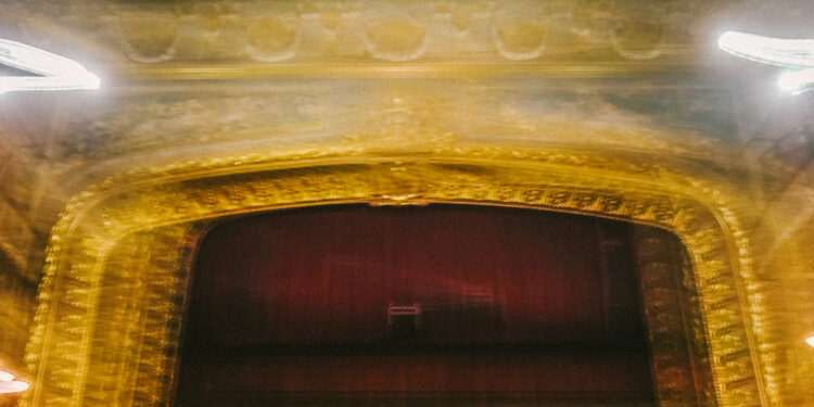 Teatro São Luiz assinala Dia Mundial do Teatro com exposição de fotografias dos bastidores