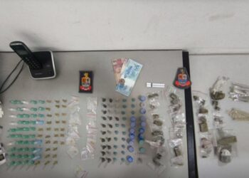 policia-prende-dois-bandidos-com-drogas,-dinheiro-e-celulares-em-cotia