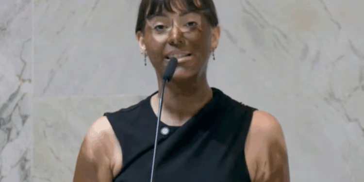 Fabiana Bolsonaro faz “blackface” em protesto contra Erika Hilton