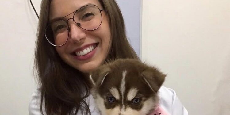 Justiça arquiva ação contra estudante acusada de transfobia após denúncia de Erika Hilton