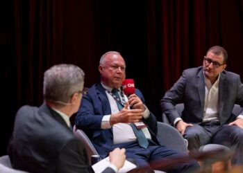 No CNN Talks, relator da PEC sobre escala 6×1 defende prudência em debate