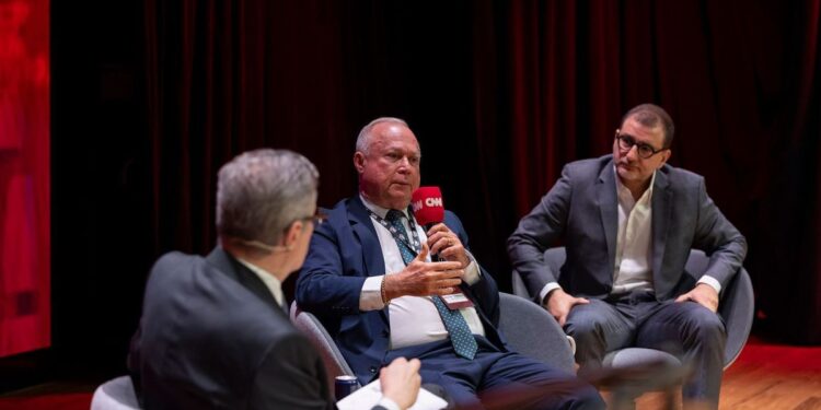 No CNN Talks, relator da PEC sobre escala 6×1 defende prudência em debate