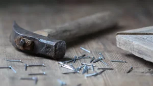 Homem é preso após tentar atacar irmã e sobrinha com martelo