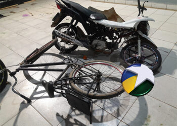 Menores são flagrados empurrando moto furtada