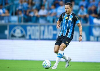Marlon, do Grêmio, passa por cirurgia após grave fratura contra o Vitória