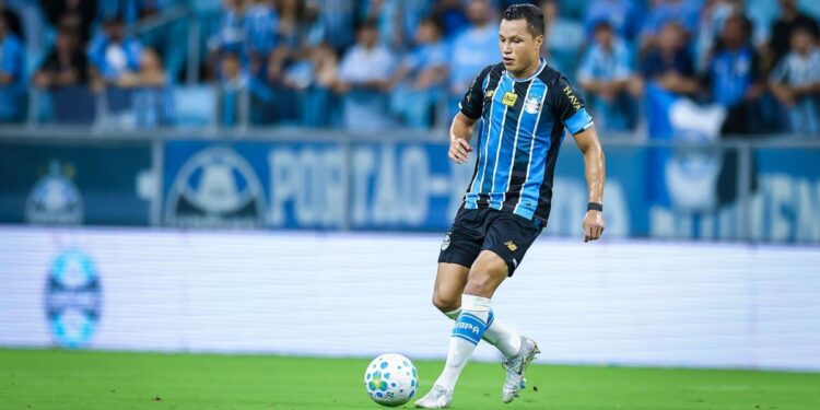 Marlon, do Grêmio, passa por cirurgia após grave fratura contra o Vitória