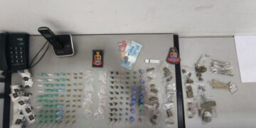 Polícia prende dois bandidos com drogas, dinheiro e celulares em Cotia