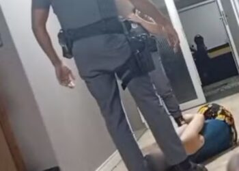 PM afasta agente que chutou rosto de mulher durante ocorrência