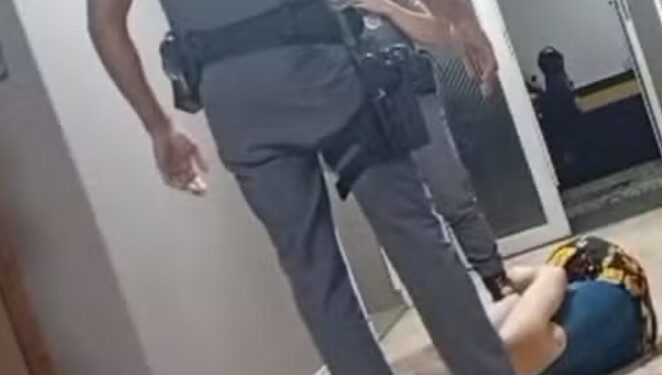 PM afasta agente que chutou rosto de mulher durante ocorrência