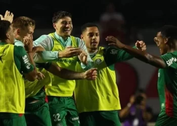 Palmeiras vence o São Paulo, no Morumbis, e é o novo líder do Brasileiro