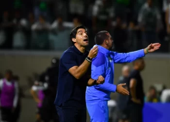 Súmula relata xingamento e reação de Abel Ferreira após expulsão em clássico