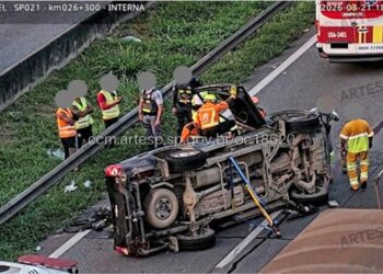 motorista-perde-controle-da-direcao-e-capota-picape-no-rodoanel,-em-cotia