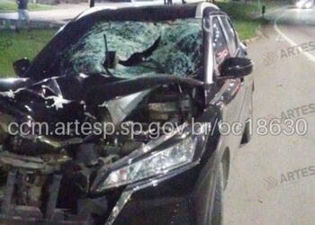 Pedestre atravessa fora da passarela e morre atropelado na Raposo Tavares