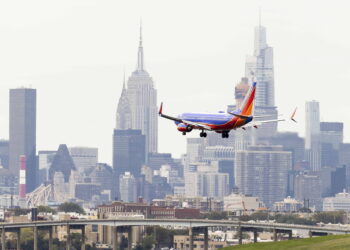 Acidente no aeroporto de LaGuardia: EUA admitem “escassez” de controladores de tráfego aéreo