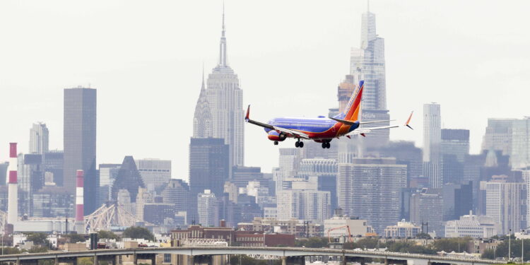 Acidente no aeroporto de LaGuardia: EUA admitem “escassez” de controladores de tráfego aéreo