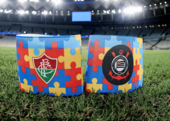 Corinthians e Fluminense entram em campo com itens personalizados em alusão ao Dia do Autismo