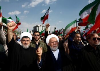 Irã reforça defesas, mobiliza civis e até crianças diante do risco de invasão dos EUA