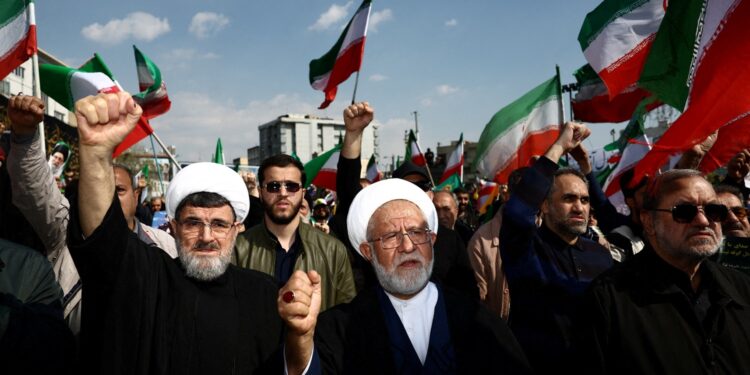 Irã reforça defesas, mobiliza civis e até crianças diante do risco de invasão dos EUA