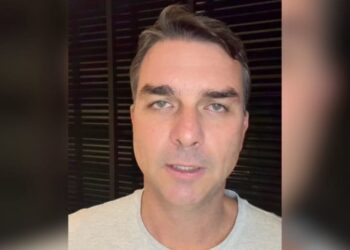 Flávio pede “racionalidade” após conflito entre Eduardo e Nikolas