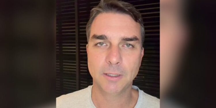 Flávio pede “racionalidade” após conflito entre Eduardo e Nikolas