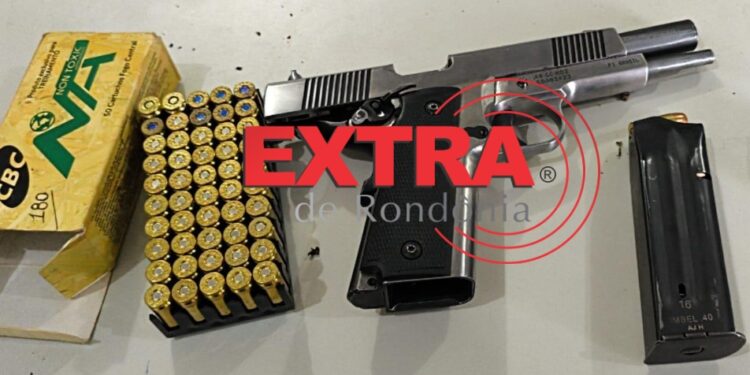 Em Vilhena, motorista com sinais de embriaguez é flagrado dormindo ao volante de caminhonete com pistola pronta para uso