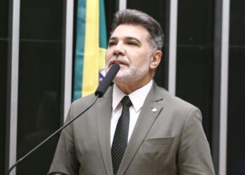 Feliciano enfrenta Flávio e cobra candidatura ao Senado em reunião da Assembleia de Deus